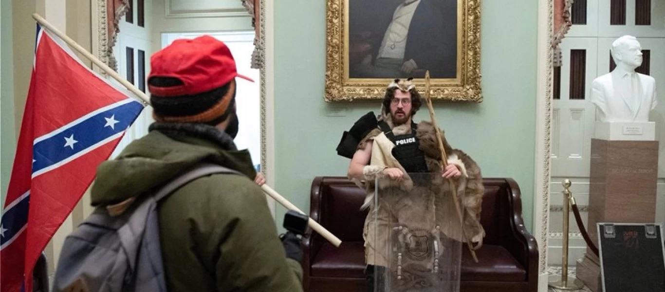 Εισβολή στο Καπιτώλιο: Γιος δικαστή ο άντρας με την προβιά που έγινε viral (βίντεο-φωτο)